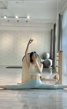 佳佳 165cm 50kg C+ 23歲